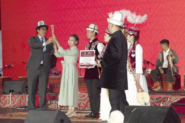 Гран-при Всемирного фестиваля традиционной культуры и музыки &quot;Рух Санат&quot; получил ансамбль комузистов &quot;Акак&quot; из Кыргызстана. Зампредседателя кабинета министров Эдиль Байсалов вручил победителям 500 тысяч сомов. - Sputnik Кыргызстан