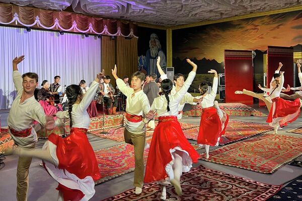 В конкурсе участвовали восемь сольных исполнителей и 12 творческих коллективов из Японии, Индии, Египта, Южной Кореи, Польши, Бангладеш, Гвинеи, Эстонии, Венгрии, России, Казахстана, Узбекистана и Непала. - Sputnik Кыргызстан