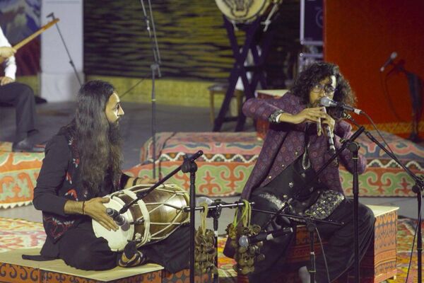 Организаторы отмечают, что мероприятие стало уникальной площадкой, на которой встретились носители древних музыкальных традиций, исследователи, продюсеры, мастера и все, кто занимается сохранением нематериального культурного наследия. - Sputnik Кыргызстан