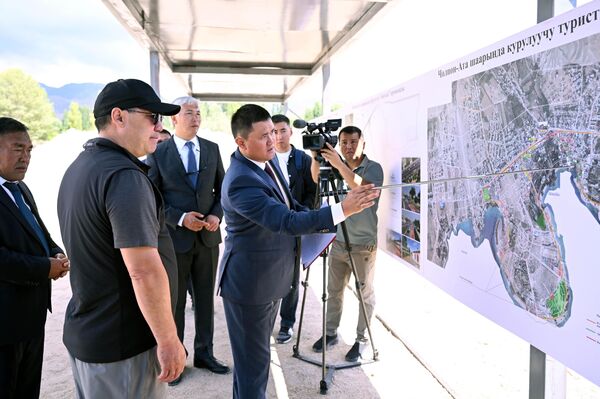 Бүгүн, 6-августта, президент Садыр Жапаров Чолпон-Ата шаарында &quot;Ысык-Көл көлүн экологиялык башкаруу жана туризмди туруктуу өнүктүрүү&quot; долбоору кандайча ишке ашырылып жатканын көрдү. - Sputnik Кыргызстан