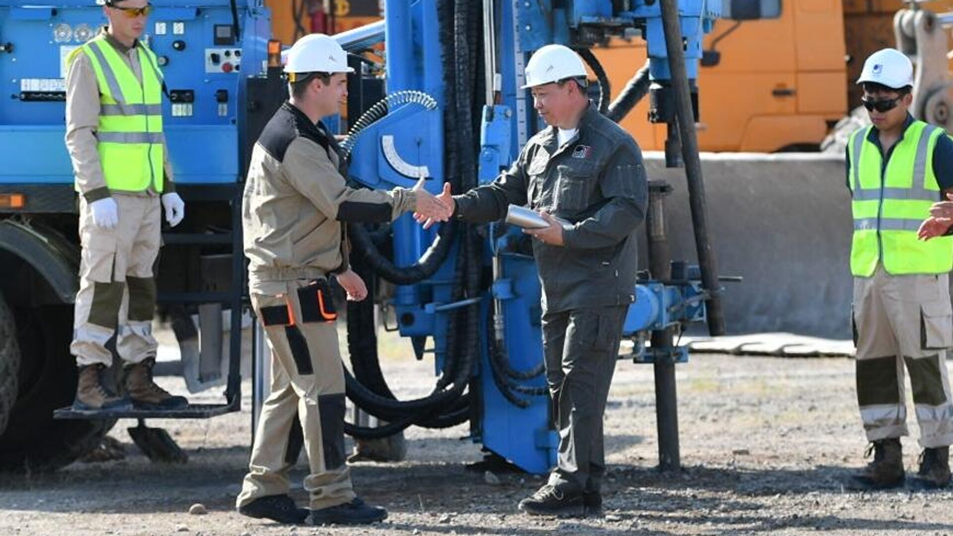 Казакстандагы биринчи атомдук электр станциясынын курулушун баштоо аземинде Орусия менен Казакстандын өкүлдөрү. - Sputnik Кыргызстан, 1920, 08.08.2025