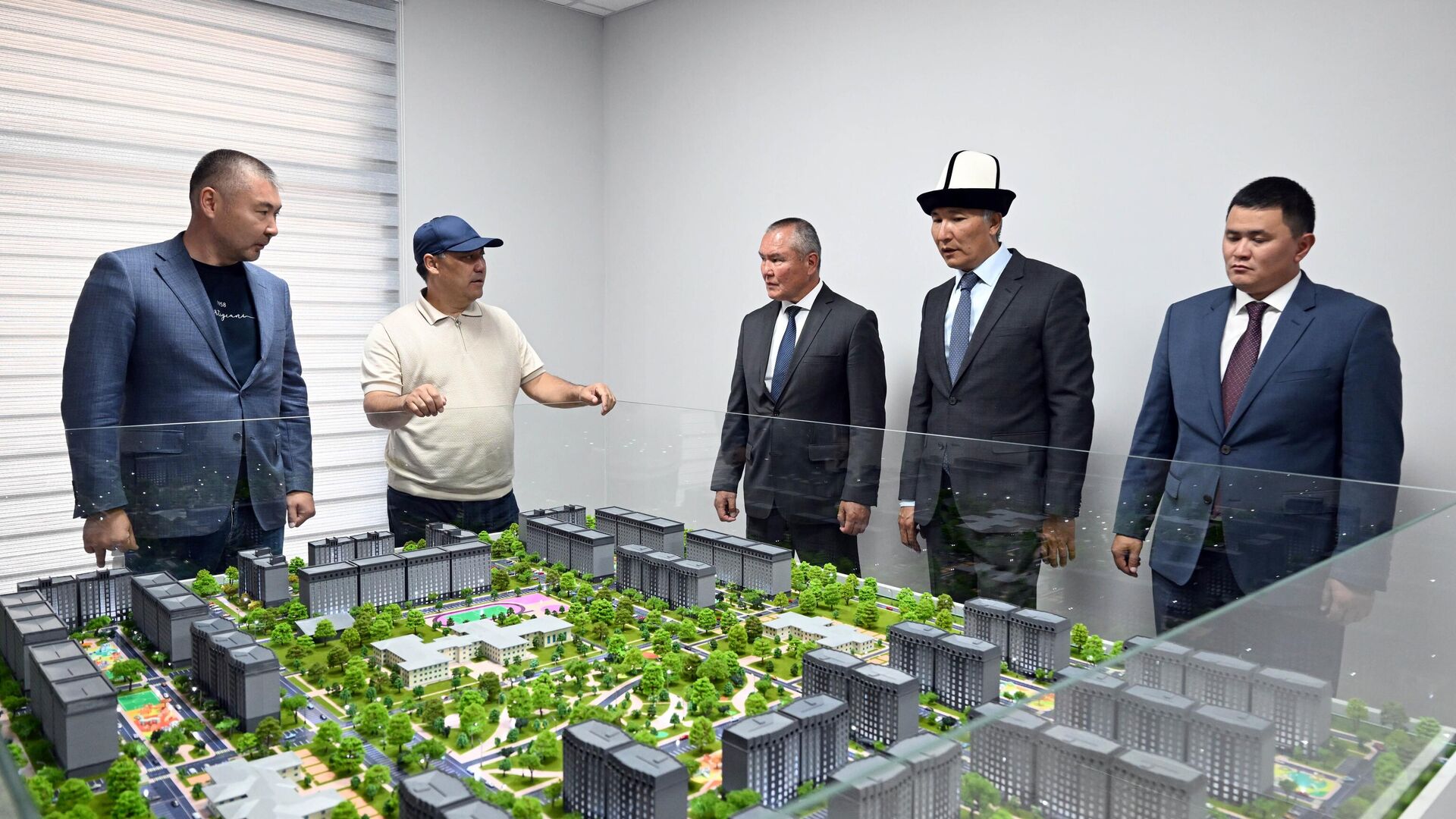 Садыр Жапаров осматривает новый микрорайон  - Sputnik Кыргызстан, 1920, 08.08.2025