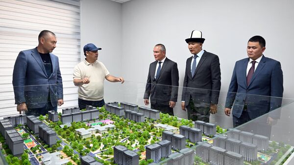 Садыр Жапаров осматривает новый микрорайон  - Sputnik Кыргызстан