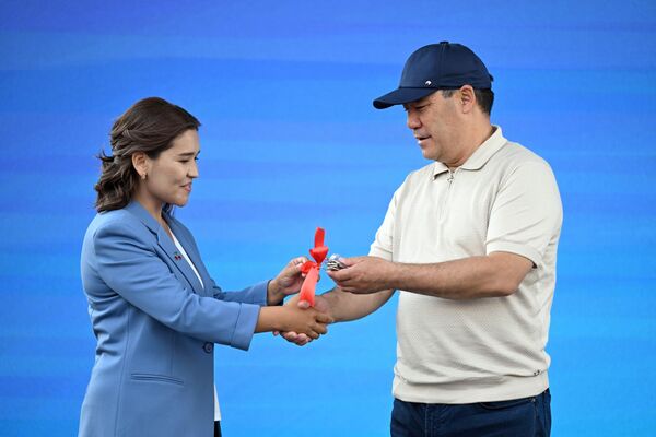 Садыр Жапаров передает ключи от квартиры ГИК в Караколе  - Sputnik Кыргызстан