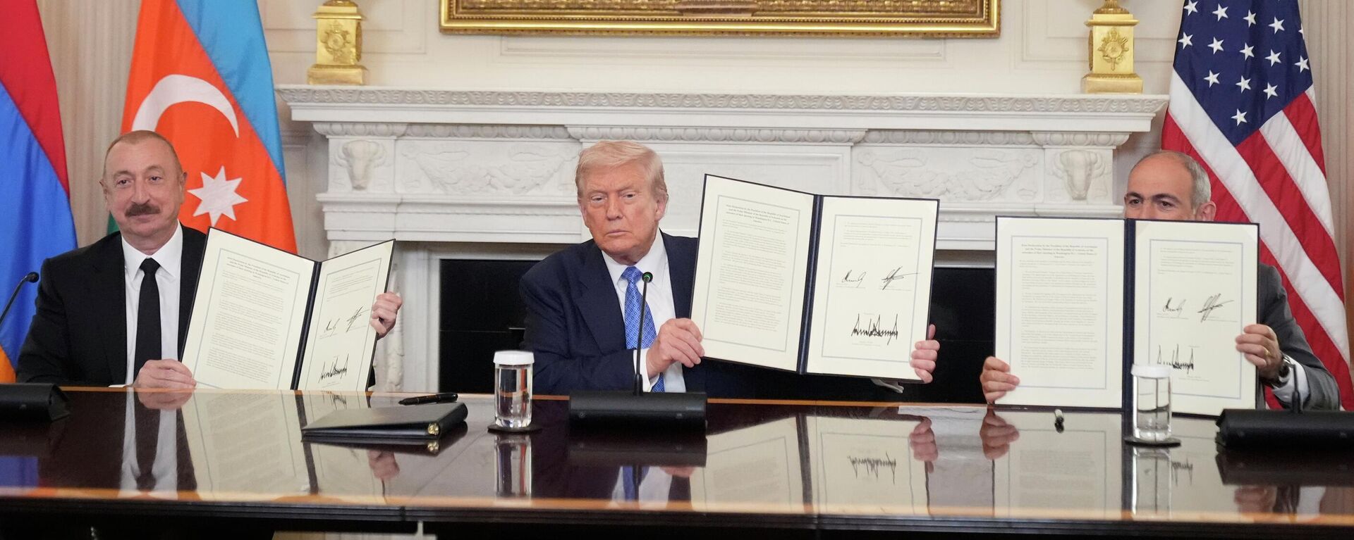АКШнын президенти Дональд Трамп, Армениянын премьер-министри Никол Пашинян жана Азербайжандын лидери Илхам Алиев биргелешкен декларацияга кол коюшту - Sputnik Кыргызстан, 1920, 09.08.2025