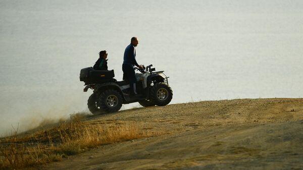 Люди катаются на квадроцикле. Архивное фото - Sputnik Кыргызстан