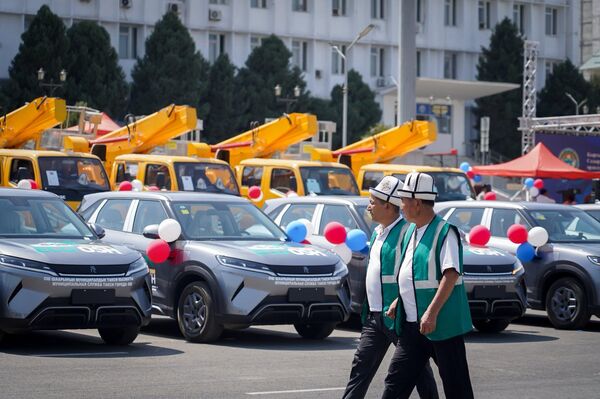 По его словам, зарплата водителей будет зависеть от числа пассажиров, а машины будут контролировать с помощью камер и GPS - Sputnik Кыргызстан
