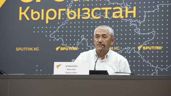 Главный агроном муниципального предприятия Бишкекзеленстрой Жаныбек Жумалиев - Sputnik Кыргызстан