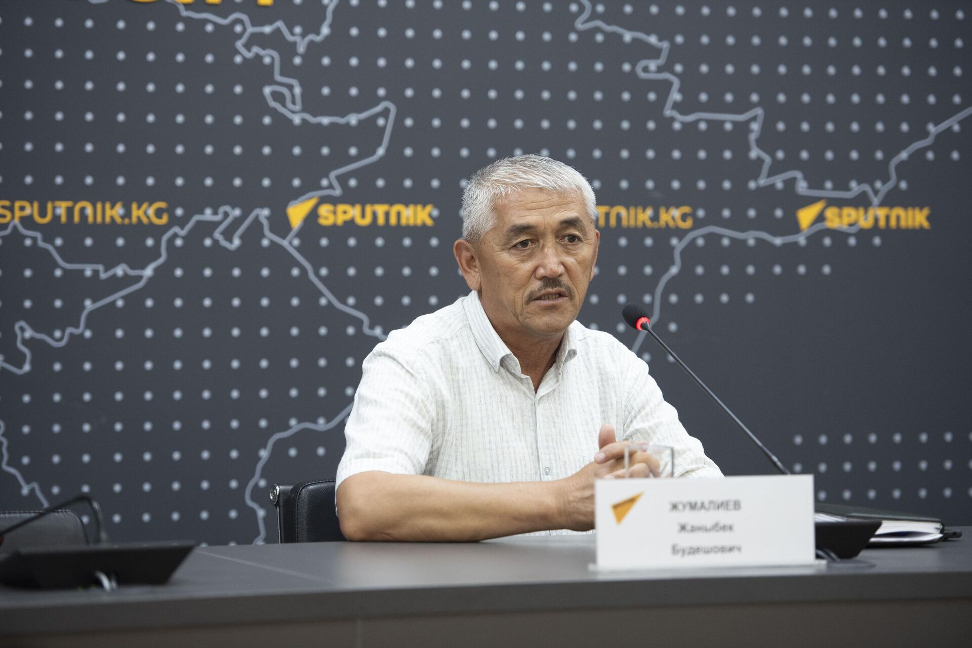 Главный агроном муниципального предприятия Бишкекзеленстрой Жаныбек Жумалиев - Sputnik Кыргызстан, 1920, 12.08.2025