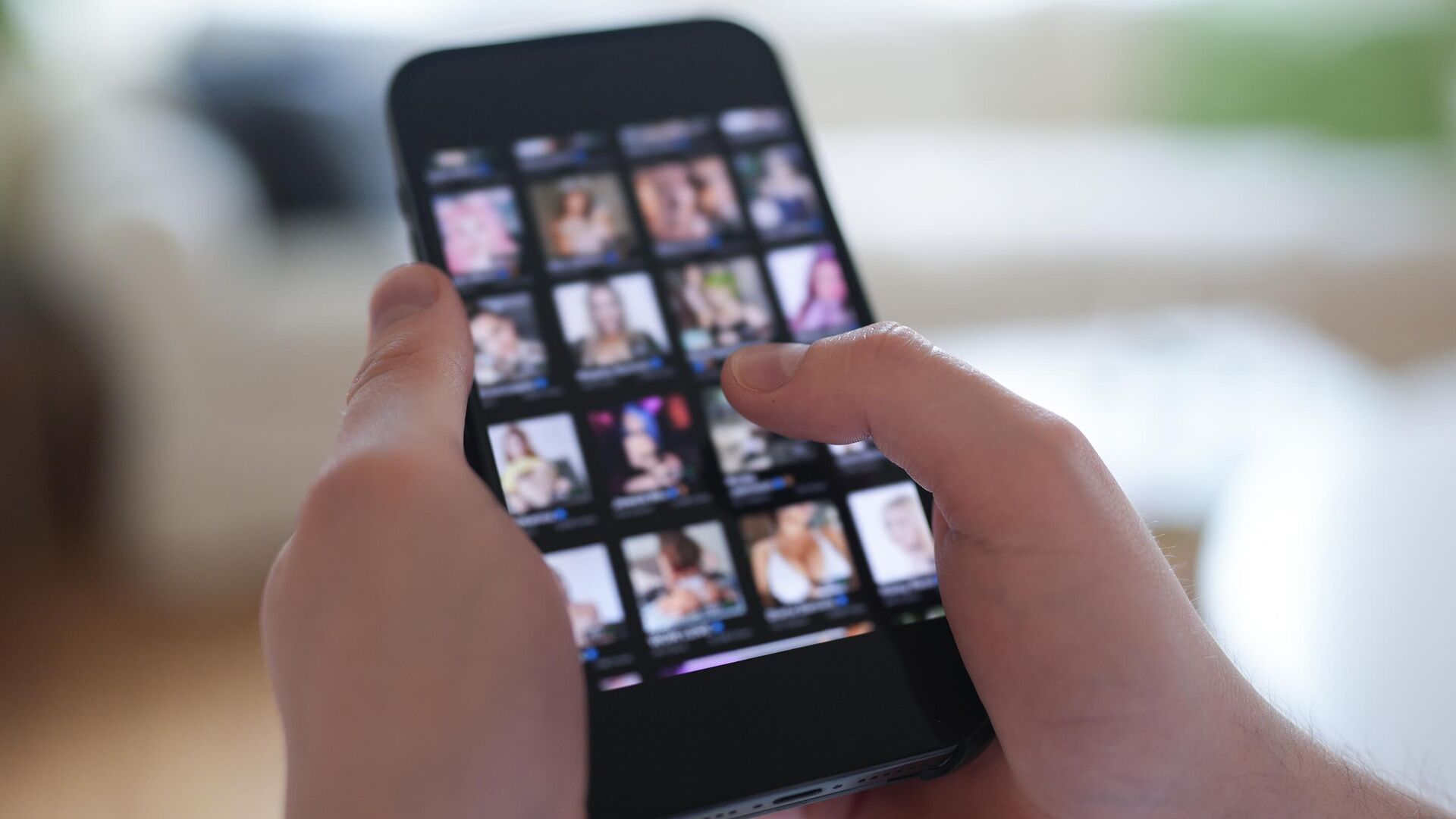 Анальды секс туралы жақыннан жасалған фото Ол еркекті құшақтап отырып сорып алады.