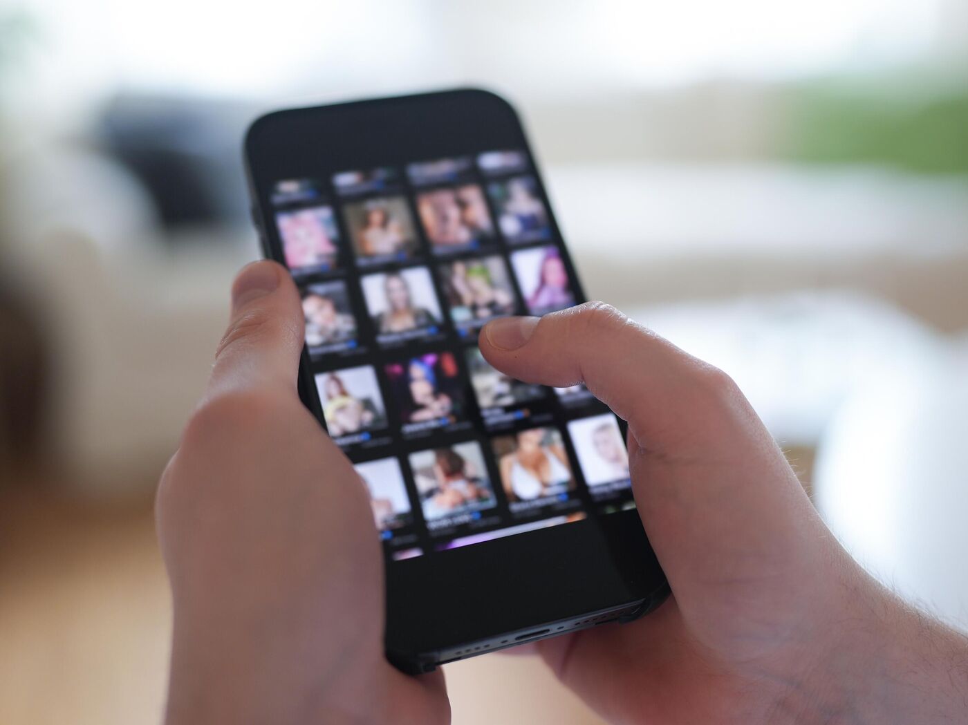 Қоғамдық көлікте қыздардың трусисы шығып тұрған суреттері