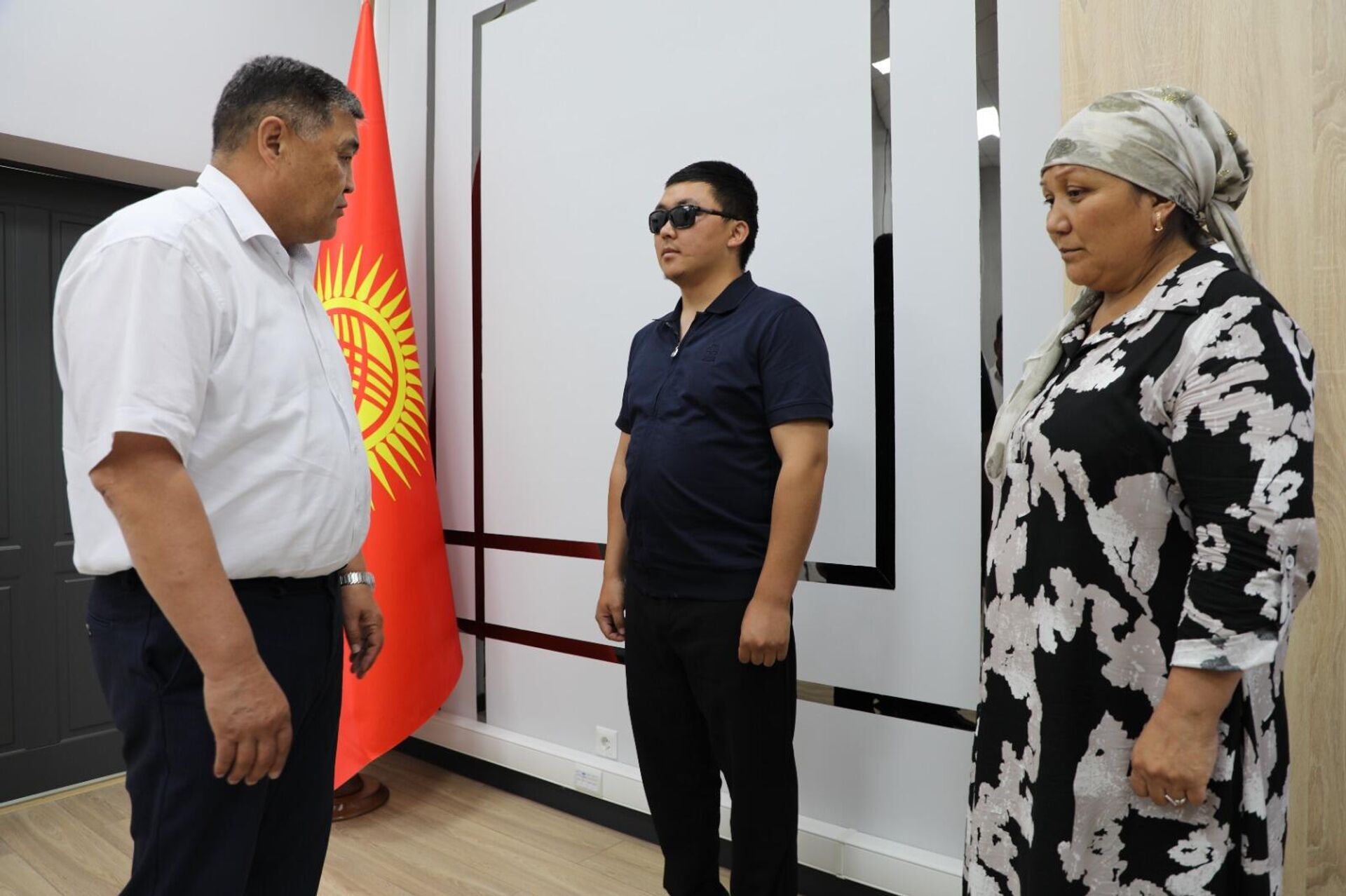 Встреча главы ГКНБ с бывшим военным, который был ранен во время конфликта на границе - Sputnik Кыргызстан, 1920, 13.08.2025