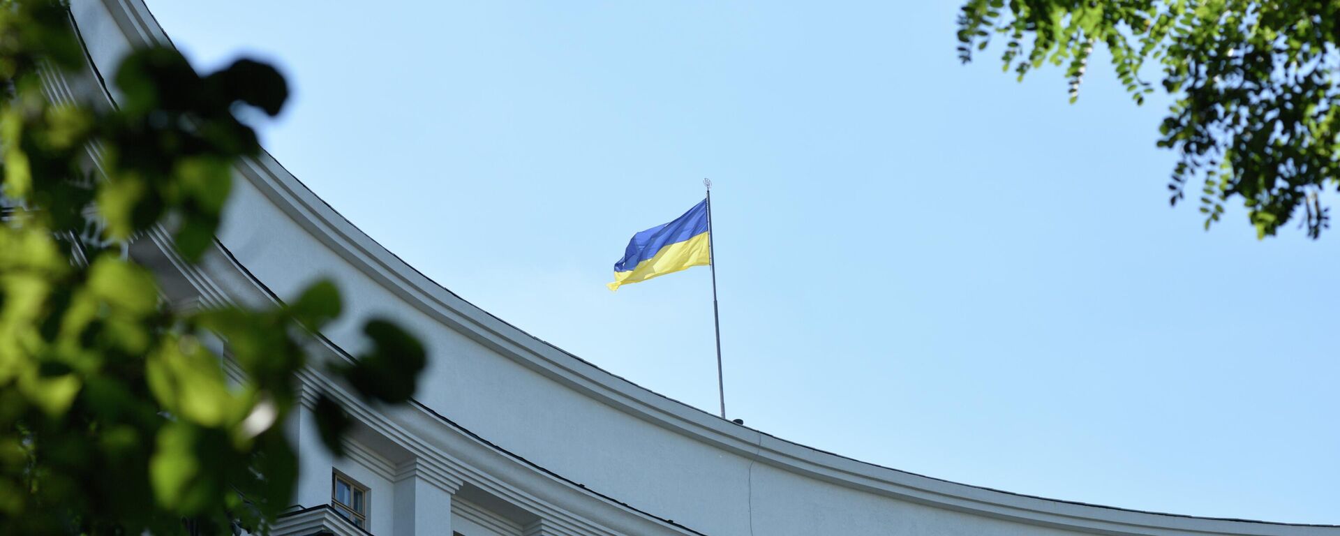 Флаг Украины на здании Правительства Украины в Киеве. Архивное фото - Sputnik Кыргызстан, 1920, 13.08.2025