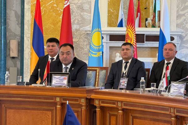 В своем обращении он подчеркнул, что в условиях современных вызовов особое значение обретают укрепление доверия и координация совместных действий, а также развитие информационного обмена между странами - Sputnik Кыргызстан