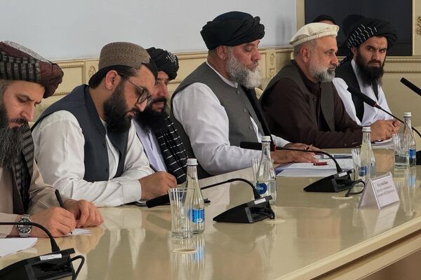 В Кыргызстан прибыла делегация Исламского Эмирата Афганистан во главе с исполняющим обязанности министра торговли и промышленности Ноуреддином Азизи - Sputnik Кыргызстан