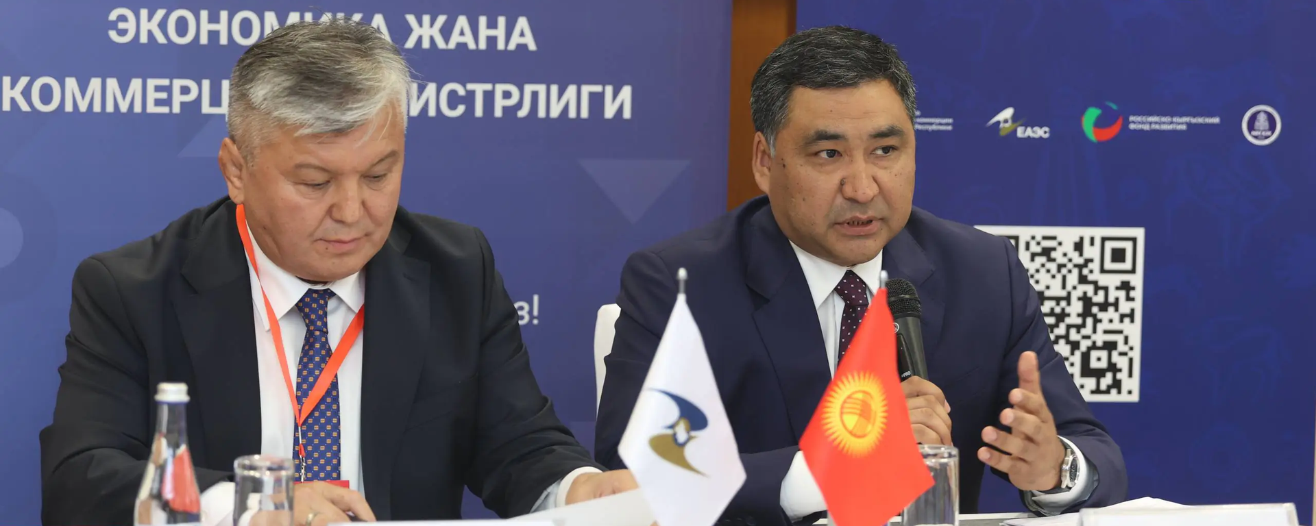 Первый зампред кабинета министров Данияр Амангельдиев (справа) - Sputnik Кыргызстан, 1920, 13.08.2025