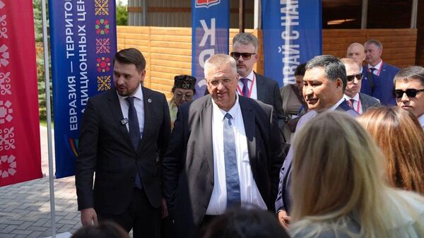 Заместители глав правительств КР и РФ посетили интерактивный стенд АНО Евразия - Sputnik Кыргызстан