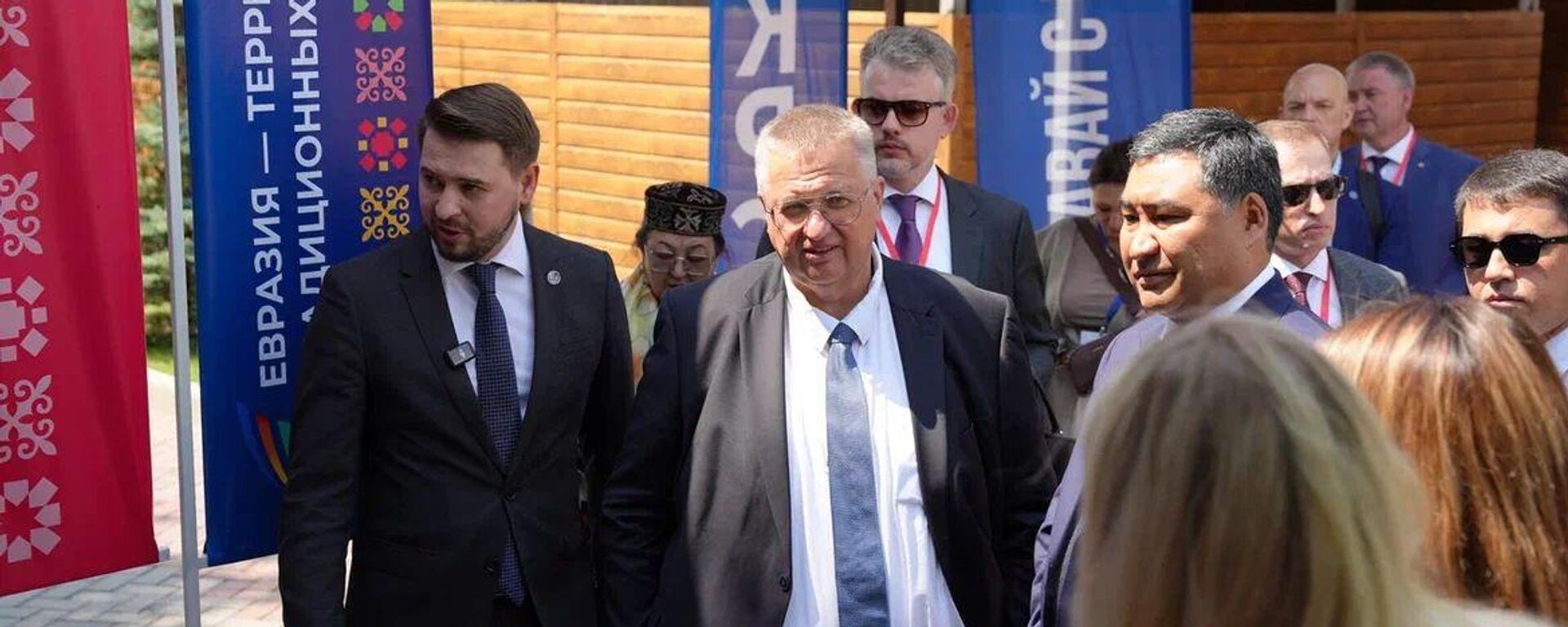 Заместители глав правительств КР и РФ посетили интерактивный стенд АНО Евразия - Sputnik Кыргызстан, 1920, 14.08.2025