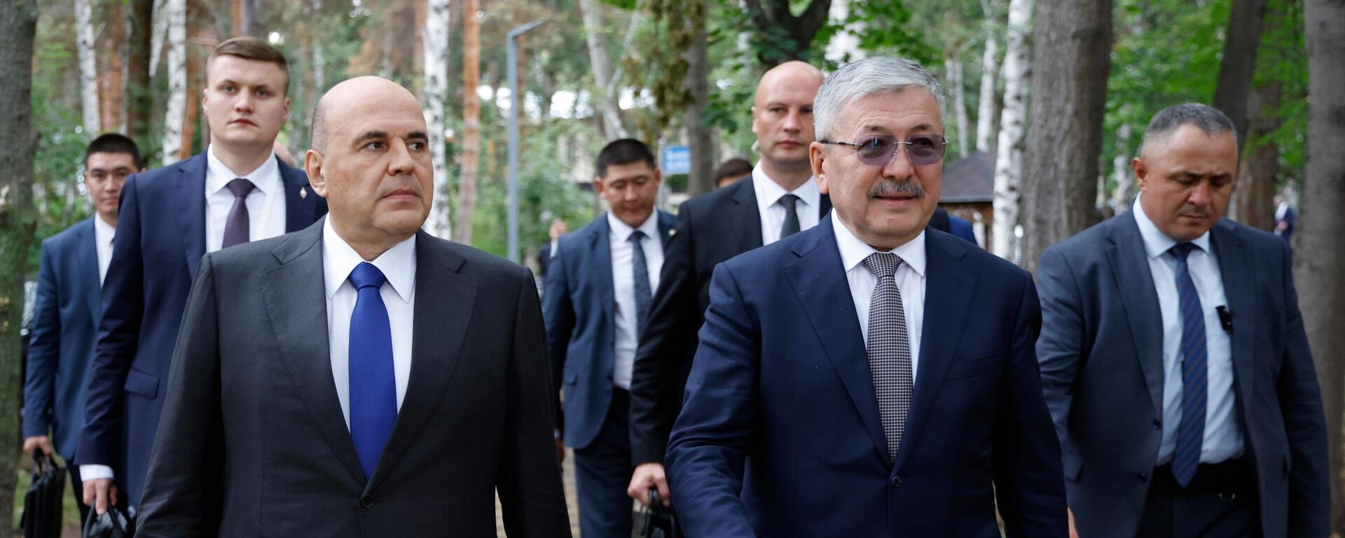 Министрлер кабинетинин төрагасы Адылбек Касымалиев Кыргызстанга келген Россиянын өкмөт башчысы Михаил Мишустин менен  - Sputnik Кыргызстан, 1920, 14.08.2025