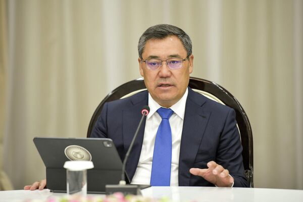 Мамлекет башчы Кыргызстандын азыркы чакырыктардын шартында ЕАЭБ, КМШ, ЖККУ жана ШКУ менен кызматташтыкты тереңдеткени өзгөчө актуалдуулукка ээ болорун айткан - Sputnik Кыргызстан