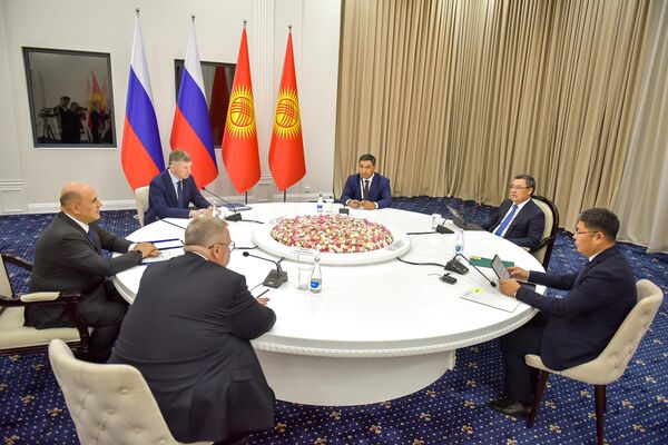 Өлкө башчынын маалымат кызматынын билдирүүсүнө ылайык, анда кыргыз-россия мамилелеринин актуалдуу маселелери, товар жүгүртүү, инвестицияны көбөйтүү, ошондой эле билим берүү, маданий жана гуманитардык байланыштарды өнүктүрүү талкууланды - Sputnik Кыргызстан