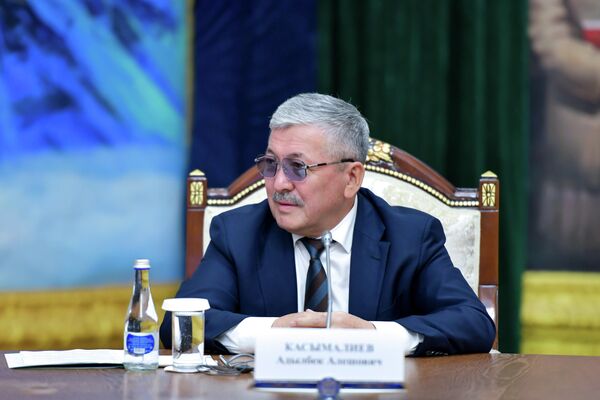 Глава кабмина Кыргызстана Адылбек Касымалиев во время встречи президента КР с премьерами стран ЕАЭС - Sputnik Кыргызстан