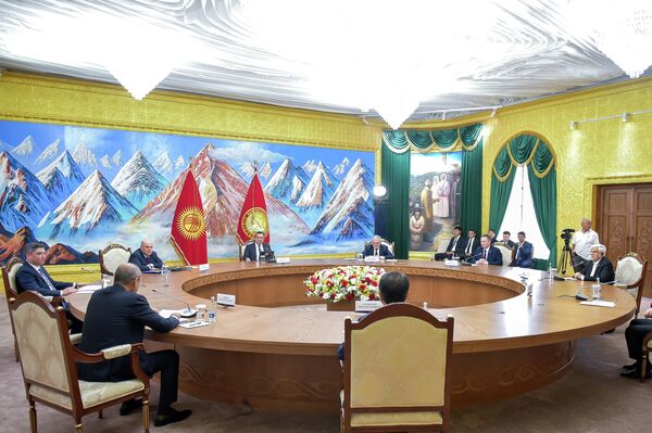 Жолугушууда интеграциялык өз ара кызматташуу, биргелешкен кооперациялык долбоорлорду көбөйтүү жана ЕАЭБге өнөктөш өлкөлөр менен ишти күчөтүү маселелери талкууланган - Sputnik Кыргызстан
