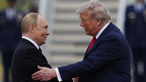 АКШ жана РФ президенттери Дональд Трамп менен Владимир Путин. Архив - Sputnik Кыргызстан