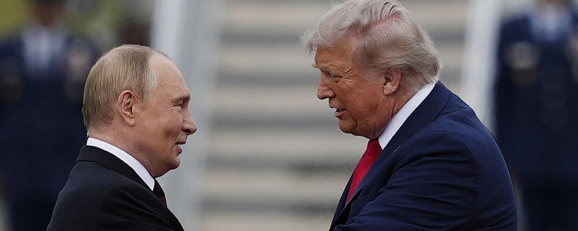 Президент Дональд Трамп приветствует президента России Владимира Путина на Аляске - Sputnik Кыргызстан, 1920, 16.08.2025