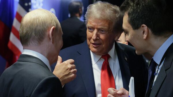 Россиянын, АКШнын  президенттери Владимир Путин менен Дональд Трамп - Sputnik Кыргызстан