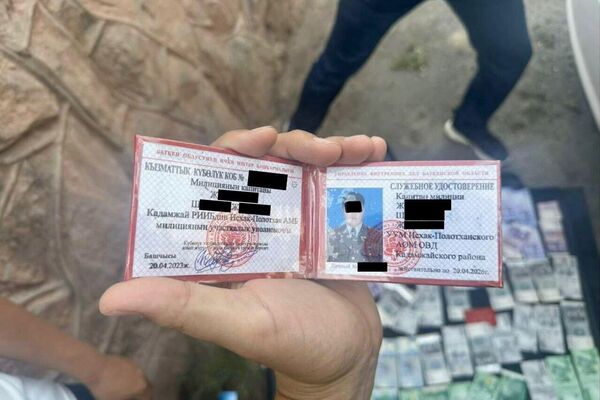 В Кадамджайском районе Баткенской области задержаны начальник поселкового отделения милиции и участковый, подозреваемые в вымогательстве и получении взятки - Sputnik Кыргызстан