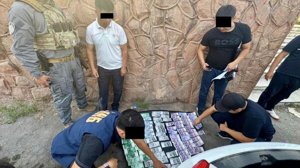 Задержание за взятку начальника ПОМ и участкового в Кадамжайском районе - Sputnik Кыргызстан