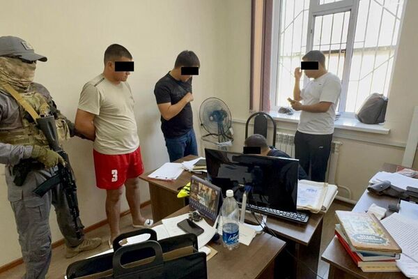 По данным ведомства, ранее в милицию обратился отец 15-летней девочки, которая в мае и июле этого года неоднократно подвергалась насильственным действиям сексуального характера. - Sputnik Кыргызстан