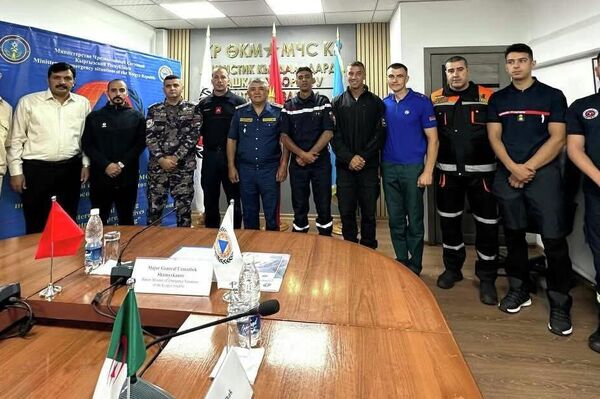 Кыргызстан суу объектилеринен жана тоодогу куткаруу боюнча окууларды 2012-жылдан бери өткөрүп келет - Sputnik Кыргызстан