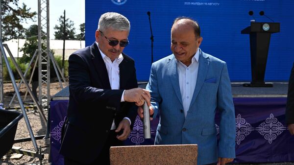 Церемонии закладки капсулы под строительство современного реабилитационного центра для лиц с ОВЗ в Тюпском районе - Sputnik Кыргызстан