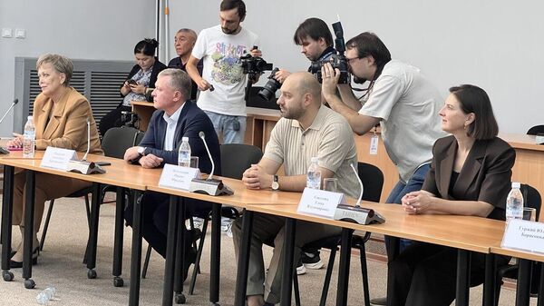 Россиялык дарыгерлер студенттерге лекция окуп, бейтаптарга кеп-кеңеш берет - Sputnik Кыргызстан