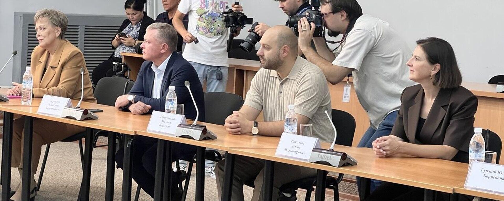 Россиялык дарыгерлер студенттерге лекция окуп, бейтаптарга кеп-кеңеш берет - Sputnik Кыргызстан, 1920, 18.08.2025