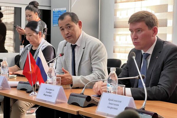 18-22-август аралыгында Россиядан келген дарыгерлер медициналык окуу жайлардын студенттери үчүн мастер-класстарды өтүп, лекция окуйт, мындан тышкары, тегерек столдорго катышып, бейтаптарды кабыл алышат - Sputnik Кыргызстан