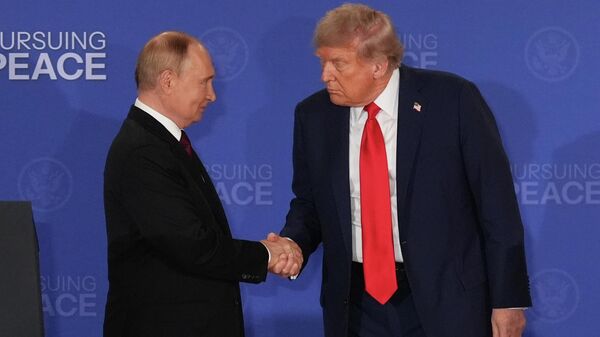 Президент США Дональд Трамп жмет руку президенту России Владимиру Путину во время встречи на Аляске - Sputnik Кыргызстан