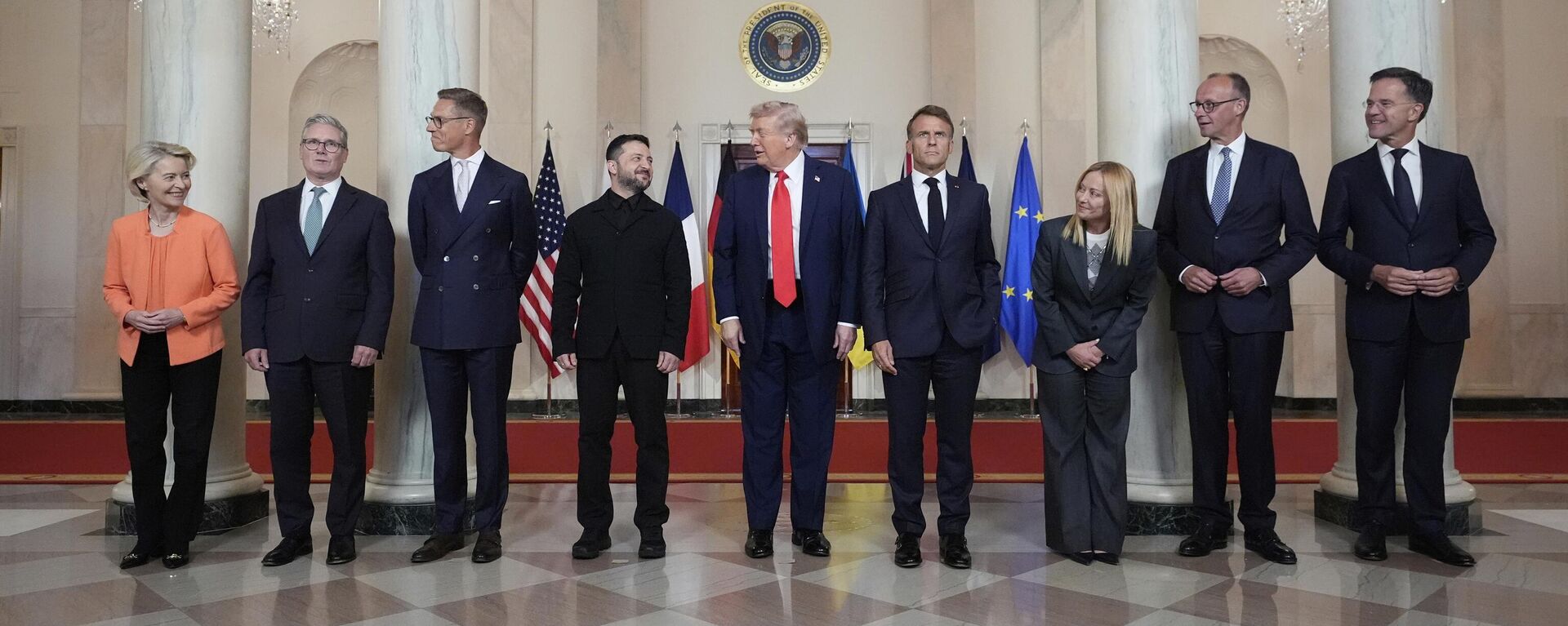 АКШ президенти Дональд Трамп Ак үйдө Евробиримдиктин лидерлери жана Владимир Зеленский менен жолугушуу учурунда - Sputnik Кыргызстан, 1920, 19.08.2025