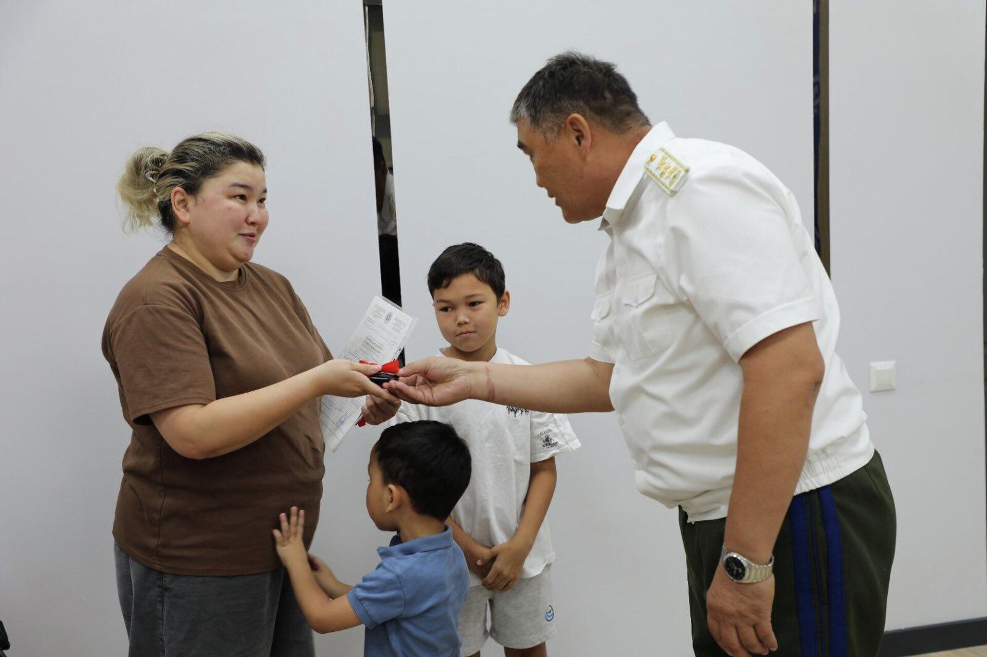 Супруге осужденного Даниэля Ажиева передана квартира и автомашина - Sputnik Кыргызстан, 1920, 19.08.2025