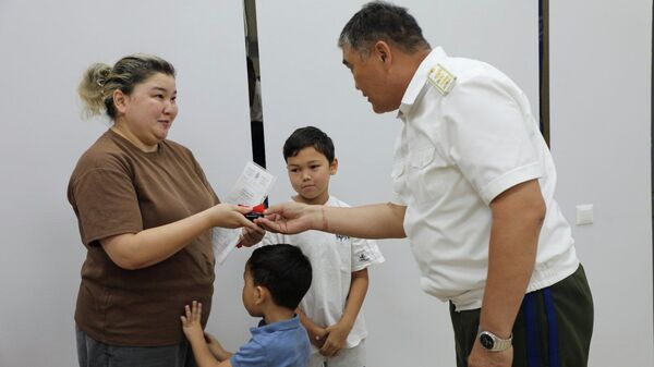 Вебкам-студия уюштуруп соттолгон Ажиевдин бүлөсүнө үй жана автоунаа берилди - Sputnik Кыргызстан