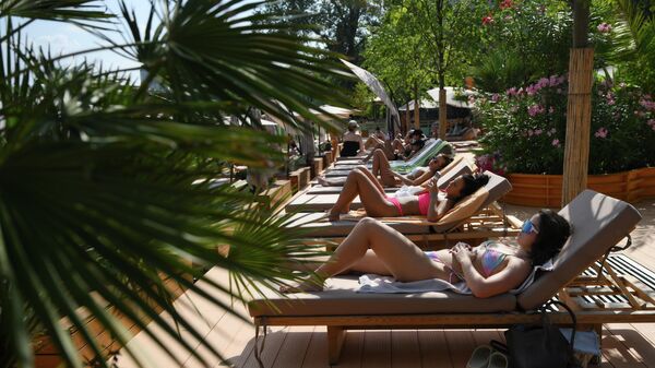 Пляжда күнгө күйүп жаткан кыздар - Sputnik Кыргызстан