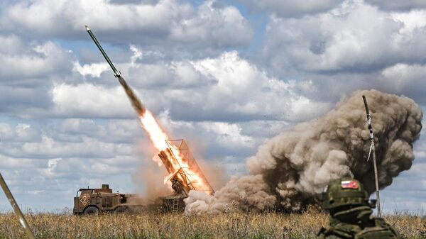 Боевая работа расчета установки РСЗО Ураган в зоне СВО - Sputnik Кыргызстан