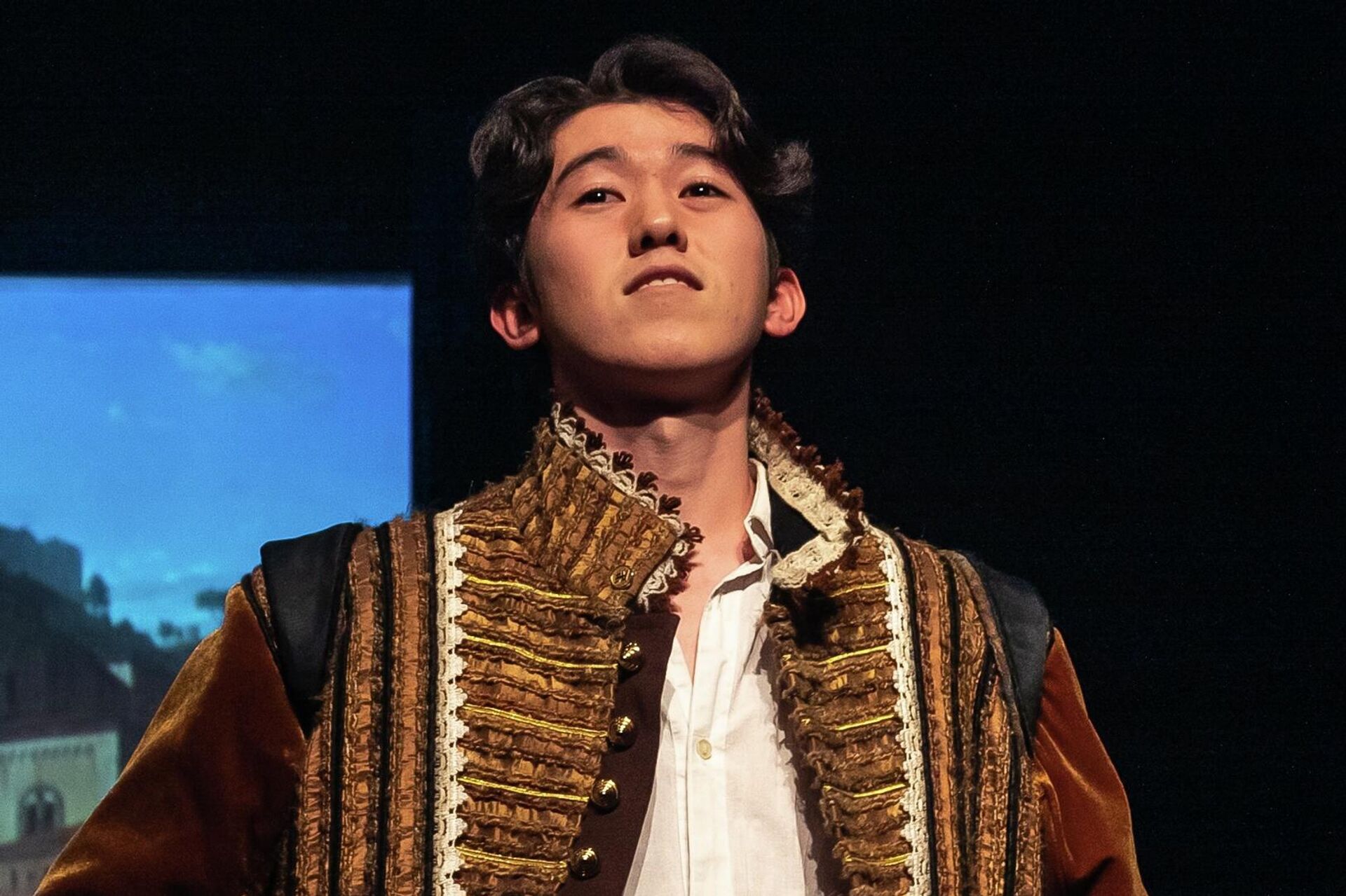 Выпускник Высшего театрального училища имени М. С. Щепкина Адилет Дамир уулу Выпускник Высшего театрального училища имени М. С. Щепкина Адилет Дамир уулу - Sputnik Кыргызстан, 1920, 20.08.2025