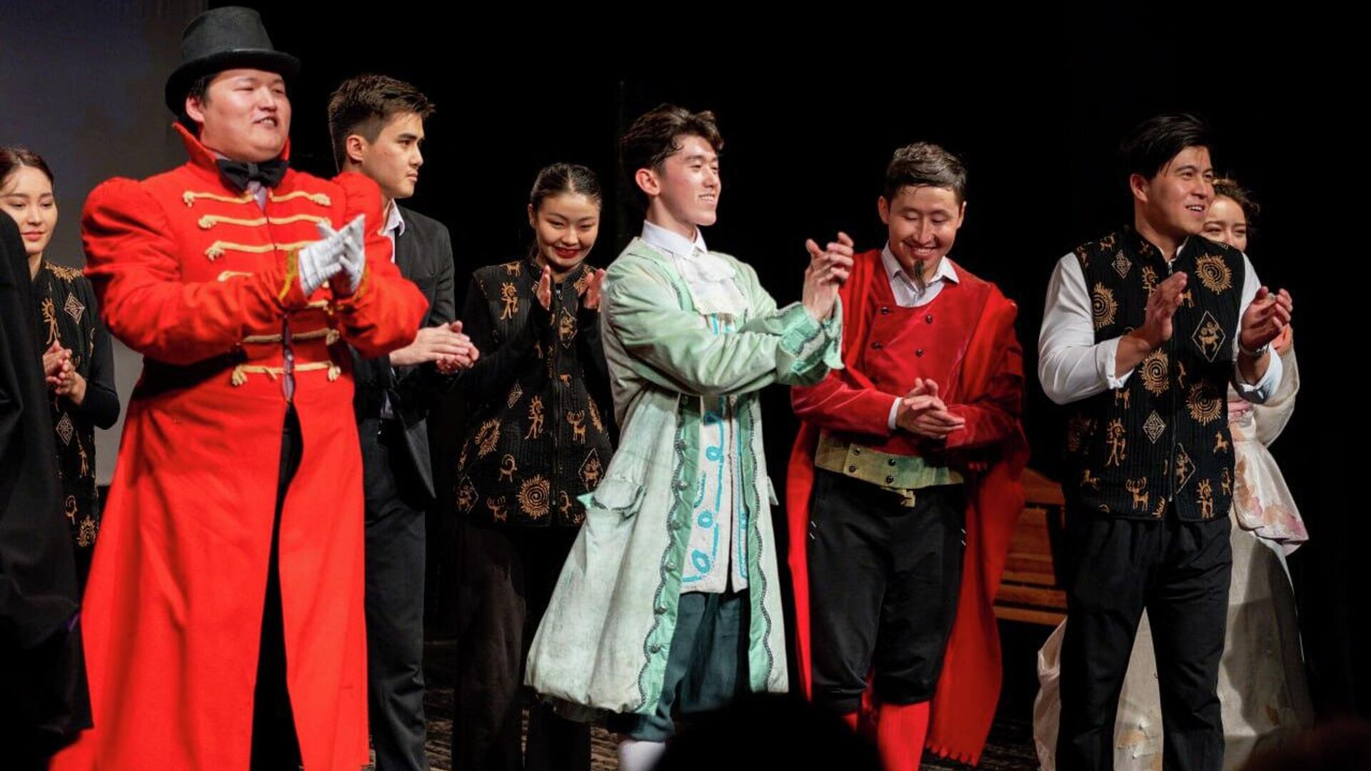 Выпускник Высшего театрального училища имени М. С. Щепкина Адилет Дамир уулу (в центре) Выпускник Высшего театрального училища имени М. С. Щепкина Адилет Дамир уулу (в центре) - Sputnik Кыргызстан, 1920, 20.08.2025