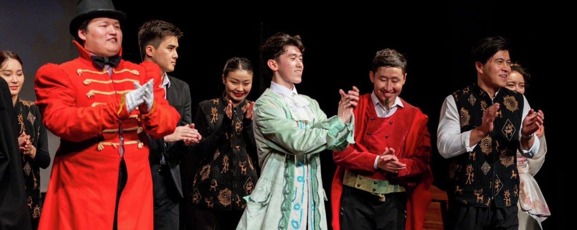 Выпускник Высшего театрального училища имени М. С. Щепкина Адилет Дамир уулу (в центре) - Sputnik Кыргызстан, 1920, 20.08.2025