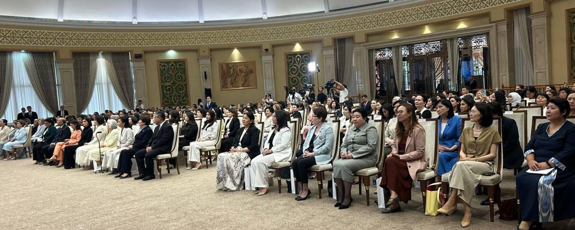 Дүйнөнү жакшы жакка өзгөрткөн лидер аял аттуу форуму - Sputnik Кыргызстан, 1920, 20.08.2025