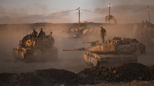 Солдаты ЦАХАЛа готовят танки недалеко от северных границ сектора Газа, Израиль - Sputnik Кыргызстан