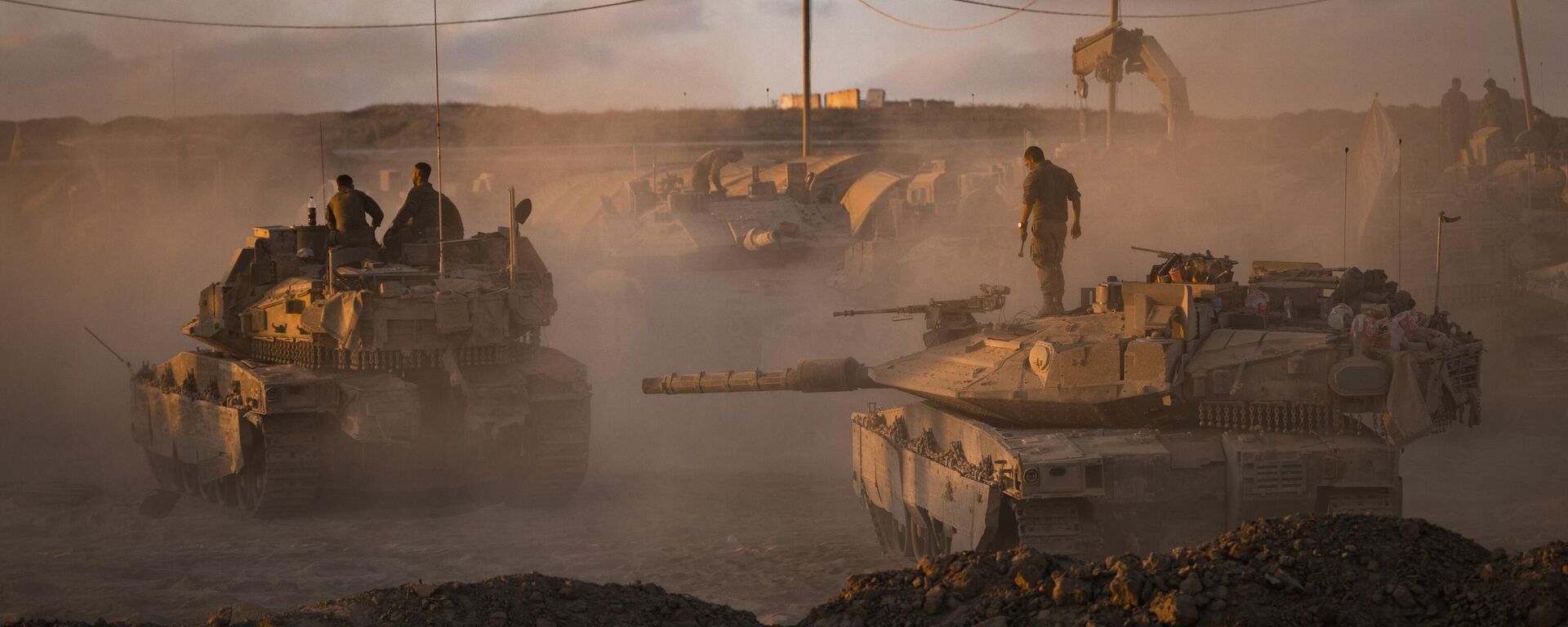 Солдаты ЦАХАЛа готовят танки недалеко от северных границ сектора Газа, Израиль - Sputnik Кыргызстан, 1920, 21.08.2025